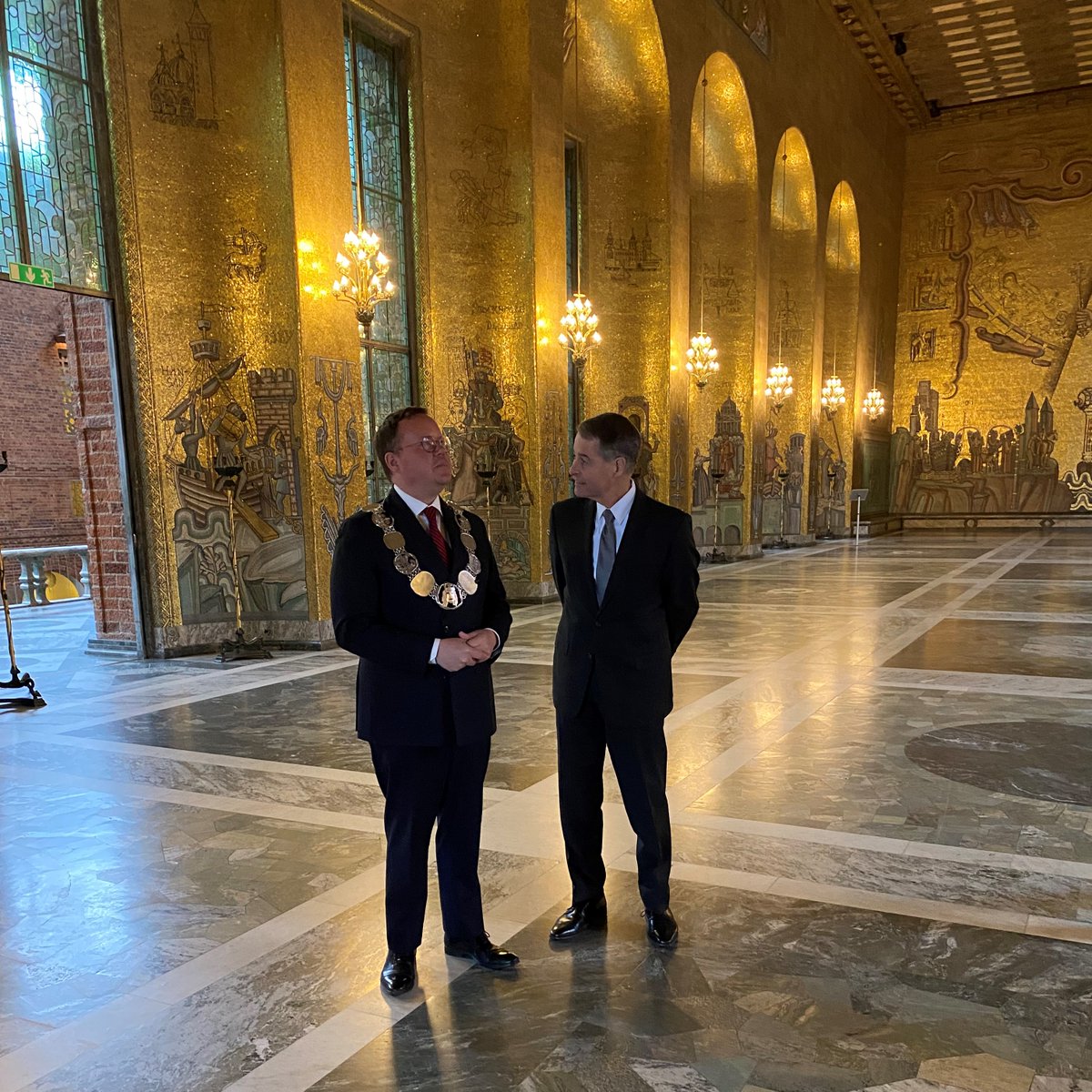 On our last day in #Sweden, my delegation and I met with the President of the #Stockholm City Council, <a href="/olleburell/">Olle Burell</a>, and had the pleasure of touring the #StockholmCityHall. <a href="/ScarpaleggiaLSL/">Francis Scarpaleggia</a> @ziad_aboultaif @MatthewGreenNDP <a href="/JulieVignolaBL/">Julie Vignola</a>