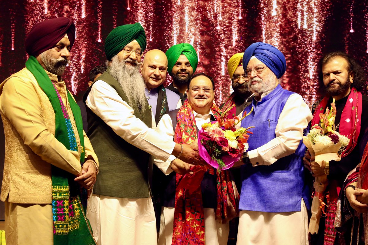 JPNadda's tweet photo. बैसाखी के पावन अवसर पर नई दिल्ली में 'ग्लोबल पंजाबी एसोसिएशन' द्वारा आयोजित मेला व प्रदर्शनी 'रूह पंजाब दी' में शामिल  हुआ। गुरु परंपरा की पुण्य भूमि पंजाब के सौंदर्य व संस्कृति पर केंद्रित यह आयोजन अद्वितीय है।  

 'वाहे गुरुजी दा खालसा, वाहे गुरु जी दी फतेह!' https://t.co/mTNsw741pd