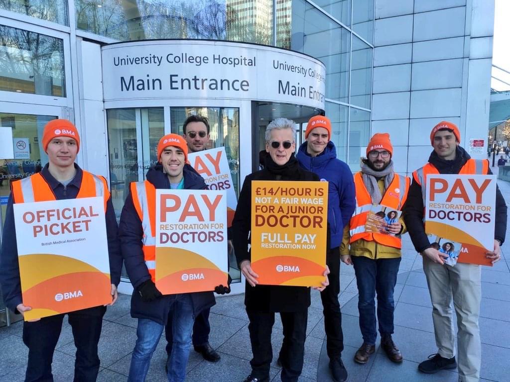cyclingkev's tweet photo. Peter Capaldi supporting the Junior Doctors.
#PayUp https://t.co/pAKuhaPTsw