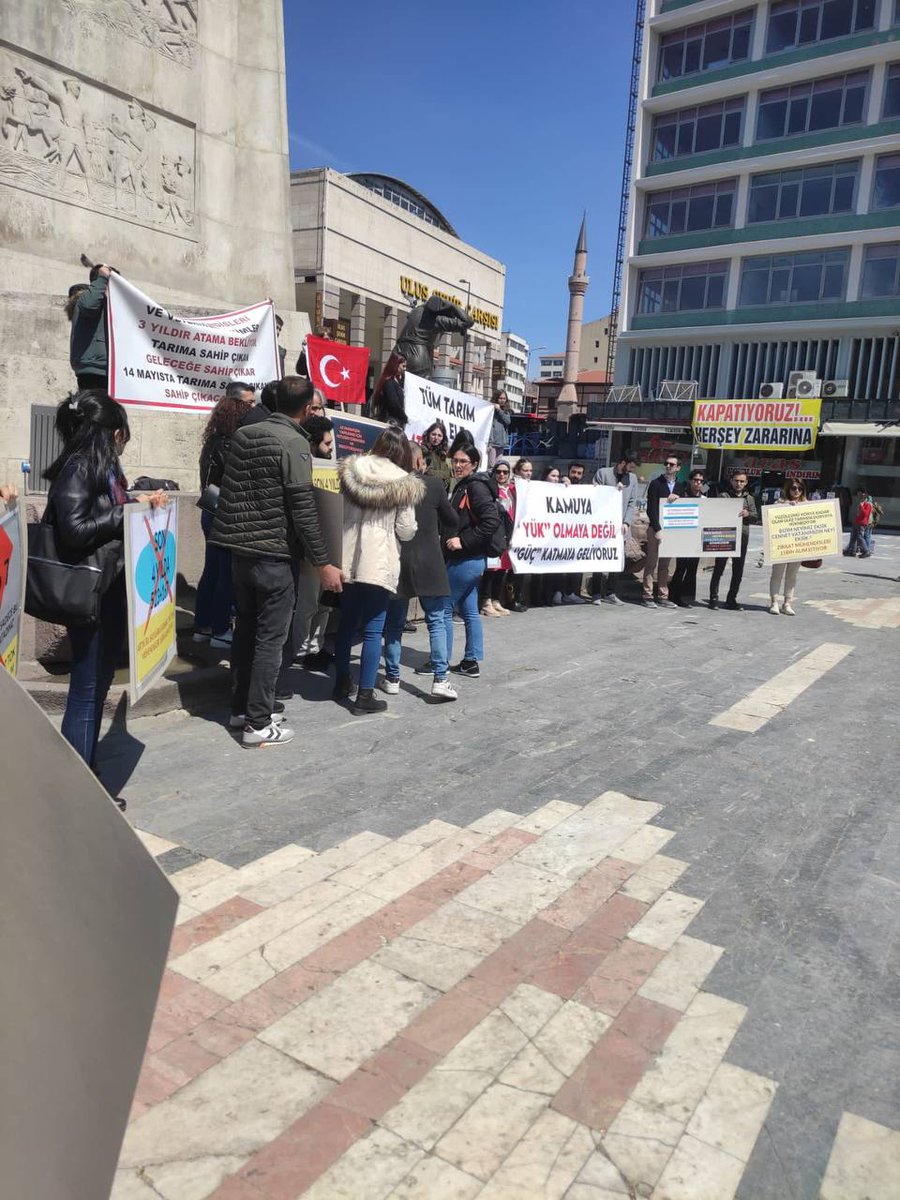 Her yıl ortalama 5 bin kişinin mezun olduğu ziraat fakültelerinde işsiz ziraat mühendisi sayısı artıyor. Son üç yılda açılan kadro sayısı 690. Ziraat mühendisleri 15 bin atama, veteriner hekimler ise 5 bin atama istiyor.
#ZiraatVeterinerFeryatta
 <a href="/EmineErdogan/">Emine Erdoğan</a> 
<a href="/RTErdogan/">Recep Tayyip Erdoğan</a>