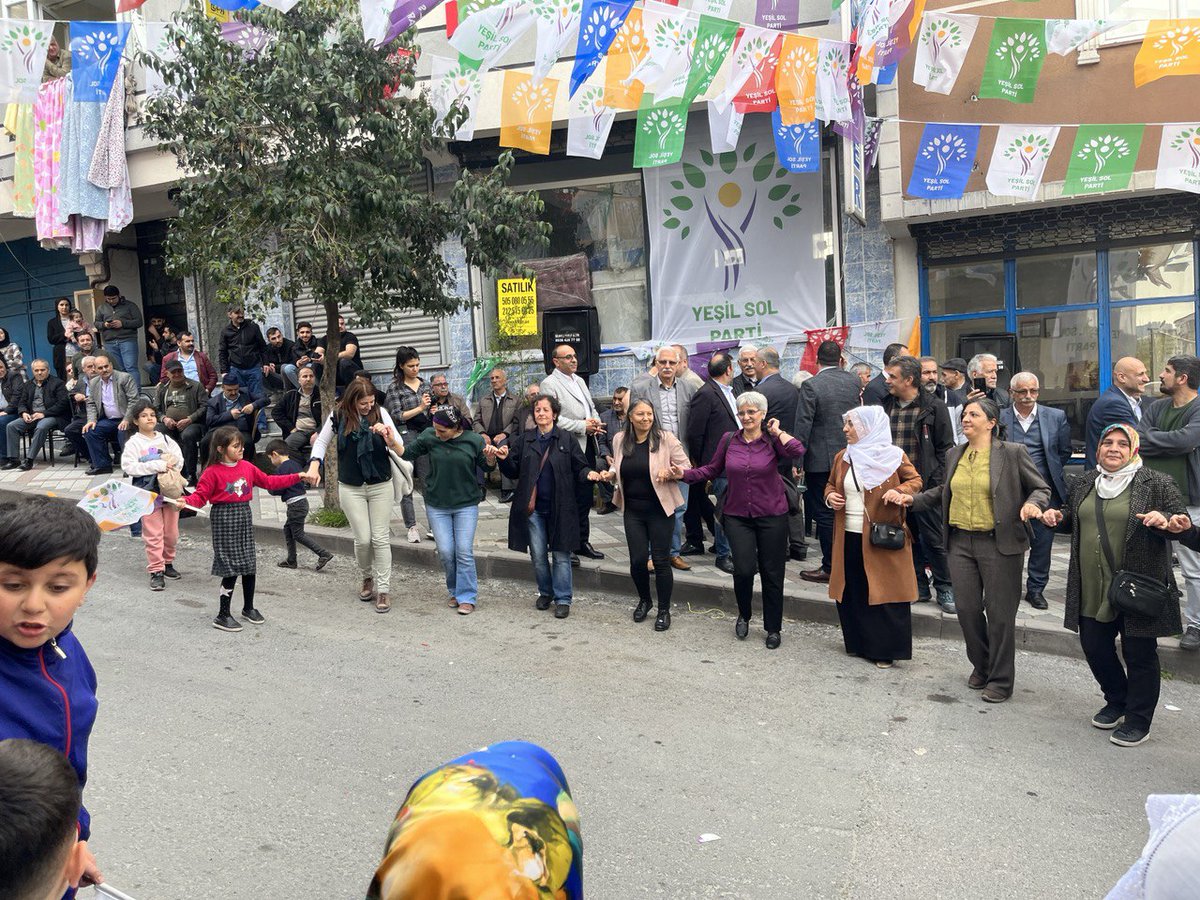 Vekilimiz Dilşat Canbaz ve Züleyha Gülüm ile Yeşil Sol Parti İstanbul Evren Mahallesi Seçim Bürosu açılışına katıldık.