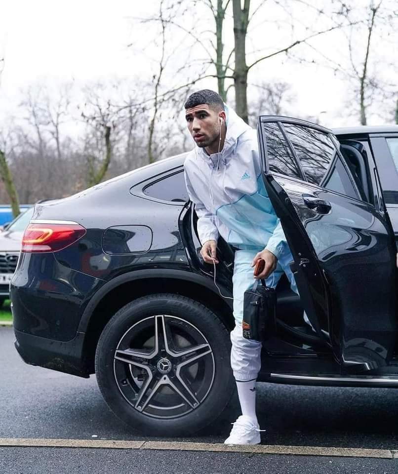 samwadzai's tweet photo. @ShadayaKnight Picture of Achraf Hikimi as he arrives at training today with a car, an earpiece, phone and new sox and shoes bought for him by his mother. 😂🤣🤣🤣. Copied 
#Top_G https://t.co/IztUG8gf5c