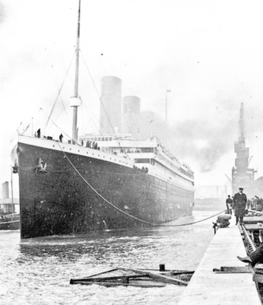 ImagenRetro's tweet photo. Un día como hoy de hace 111 años, el RMS Titanic se impactaba contra un iceberg en su viaje inaugural, 1517 personas murieron. https://t.co/uW8PspAvY8
