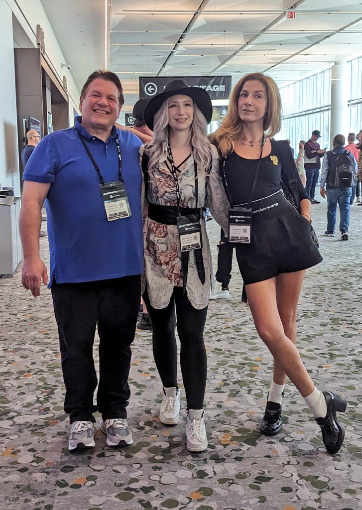 Post-panel photo with talented creators <a href="/asusha_asya/">Asya Nikolaeva</a> &amp; <a href="/AgnesGarbowska/">Agnes Garbowska🦄</a> at the <a href="/NFT_NYC/">NFT.NYC</a> conference. 

We discussed how to bridge tangible and non-tangible art using #NFTs. Fun and informative.