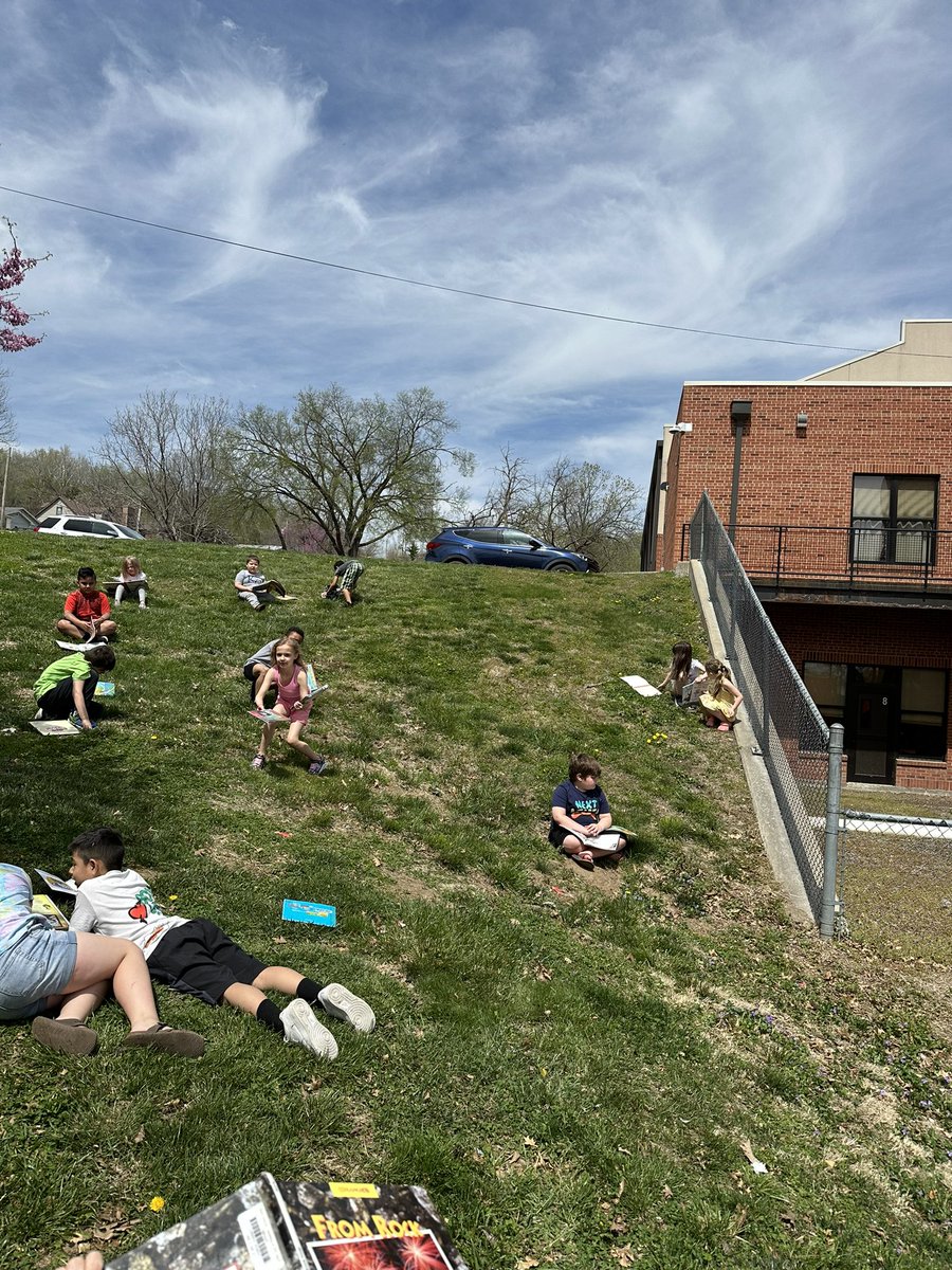 mrsnurski's tweet photo. First grade is enjoying the beautiful weather &amp; reading! 📚☀️#readingisfun #springishere #atthebergh https://t.co/1N6UcDUgWo