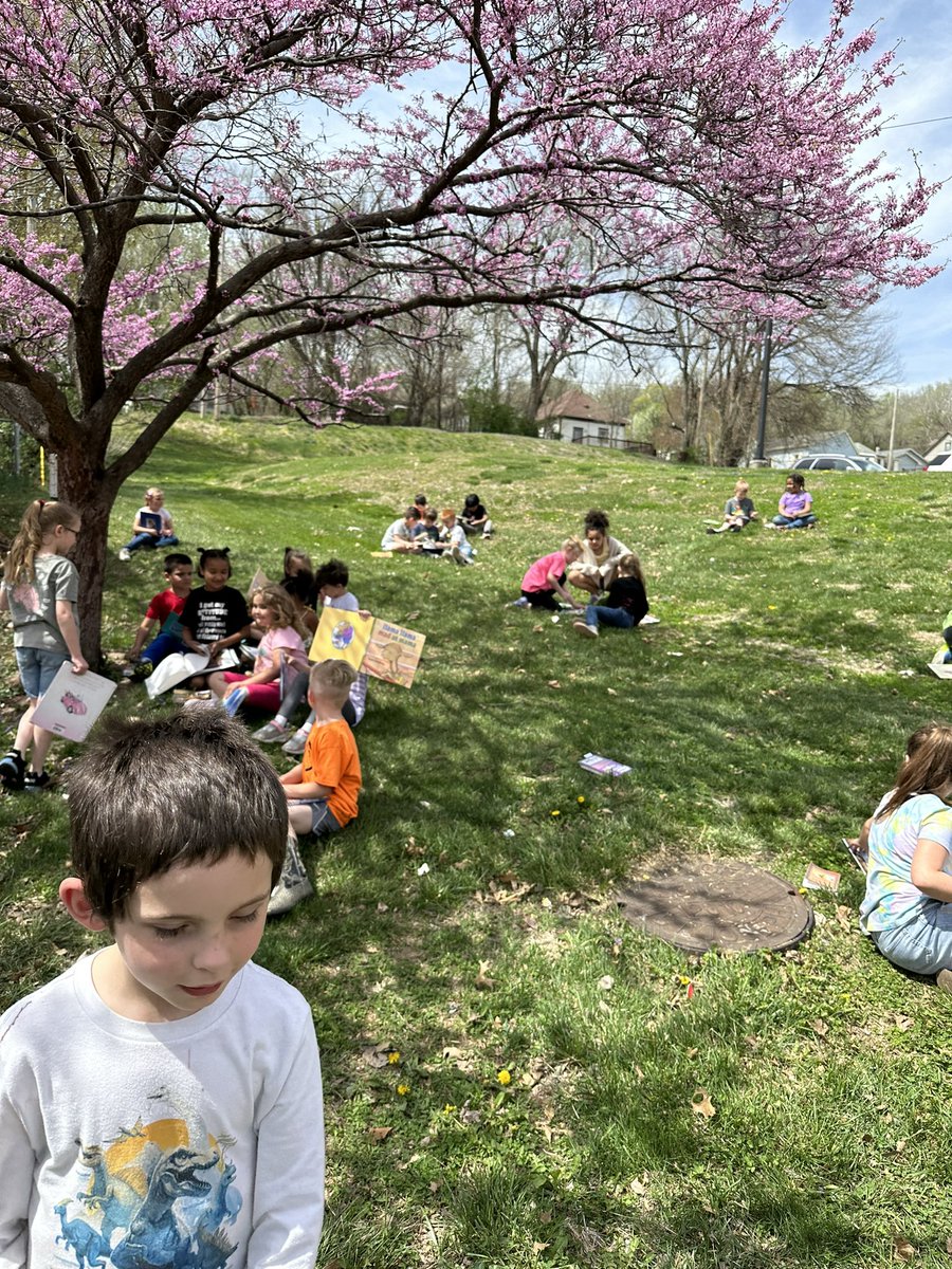 mrsnurski's tweet photo. First grade is enjoying the beautiful weather &amp; reading! 📚☀️#readingisfun #springishere #atthebergh https://t.co/1N6UcDUgWo