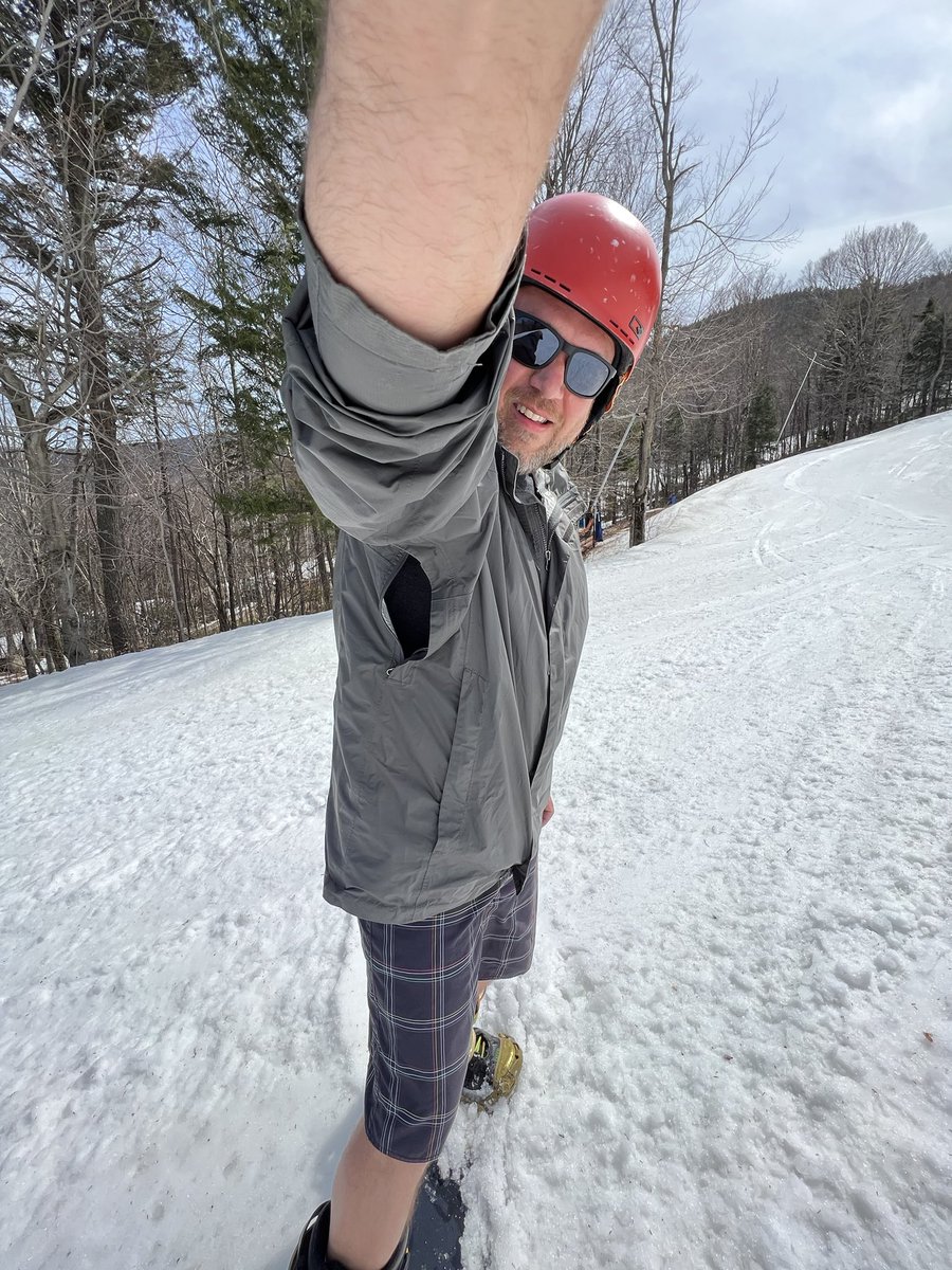 RadioDJJR's tweet photo. 80° and snowy! 🤘🏼 #springsnowboarding @loonmtn @965themill https://t.co/gJig3643bS