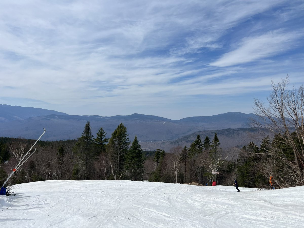 RadioDJJR's tweet photo. 80° and snowy! 🤘🏼 #springsnowboarding @loonmtn @965themill https://t.co/gJig3643bS