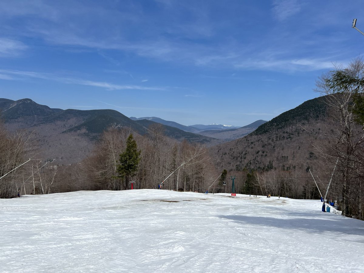 RadioDJJR's tweet photo. 80° and snowy! 🤘🏼 #springsnowboarding @loonmtn @965themill https://t.co/gJig3643bS