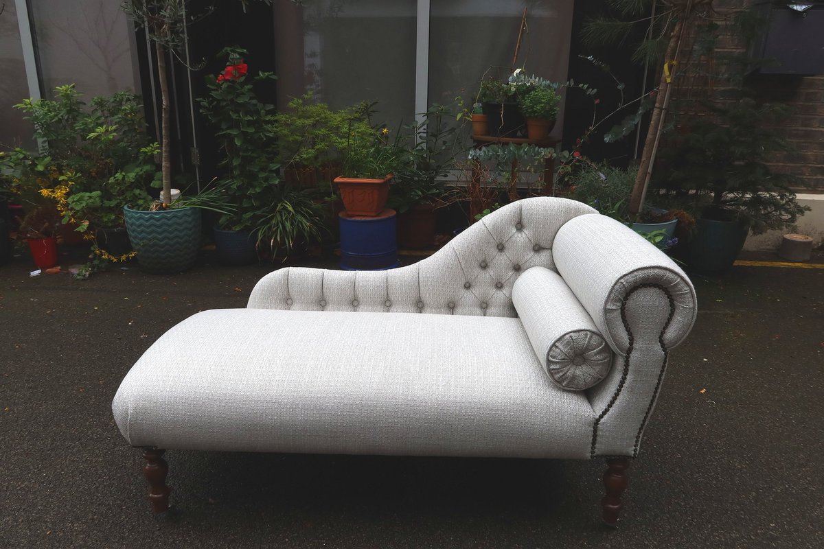 Kennington_Upho's tweet image. Classic chaise lounge after transformation from leather to fabric with deep buttoned design.

#chaiselounge #chaiselongue #reupholsteredfurniture #furniturerestoration #furnitureupholstery #upholsteredfurniture #reupholstery #reupholstered #upholsterylondon #kenningtonupholstery