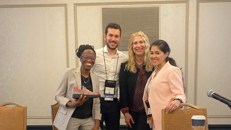 sh3k1n4h's tweet photo. โ๏ธ American Bar Association #IPLSpring23
๐ฃ๏ธ Brand Protection in the Metaverse
๐Washington, D.C.
Using the first phygital sneakers to be authenticated on the blockchain as a prop for a legal presentation. ๐โ๏ธ๐ https://t.co/rtQDo92GjR