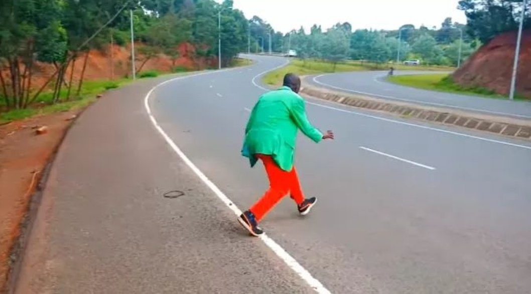 A rare photo of Achraf Hakimi's wife spotted while sneaking back to her marriage through panya route after  Court ruling.

Samidoh,#magicalkenyaopen,Nikujaribu tu,Amerix.