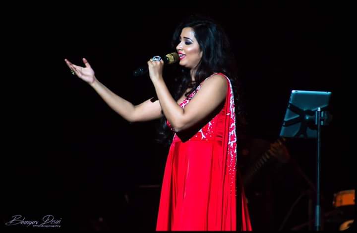 GaneshDGN's tweet image. Shreya Ghoshal is the first South Asian Female Artist to have a sold out Concert In #OracleArena...