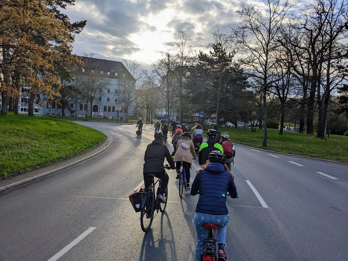Wir sind die CRITICAL MASS WÜRZBURG 🎉

Auch heute hatten wir jede Menge Spaß und haben ein Zeichen für mehr Rad im Verkehr gesetzt! 

Jeden zweiten Freitag im Monat
18.00Uhr am Residenzplatz
Next: 12.Mai

🚲✊

#cmwue #vkwue
#radfahren #criticalmass #MehrPlatzFürsRad
