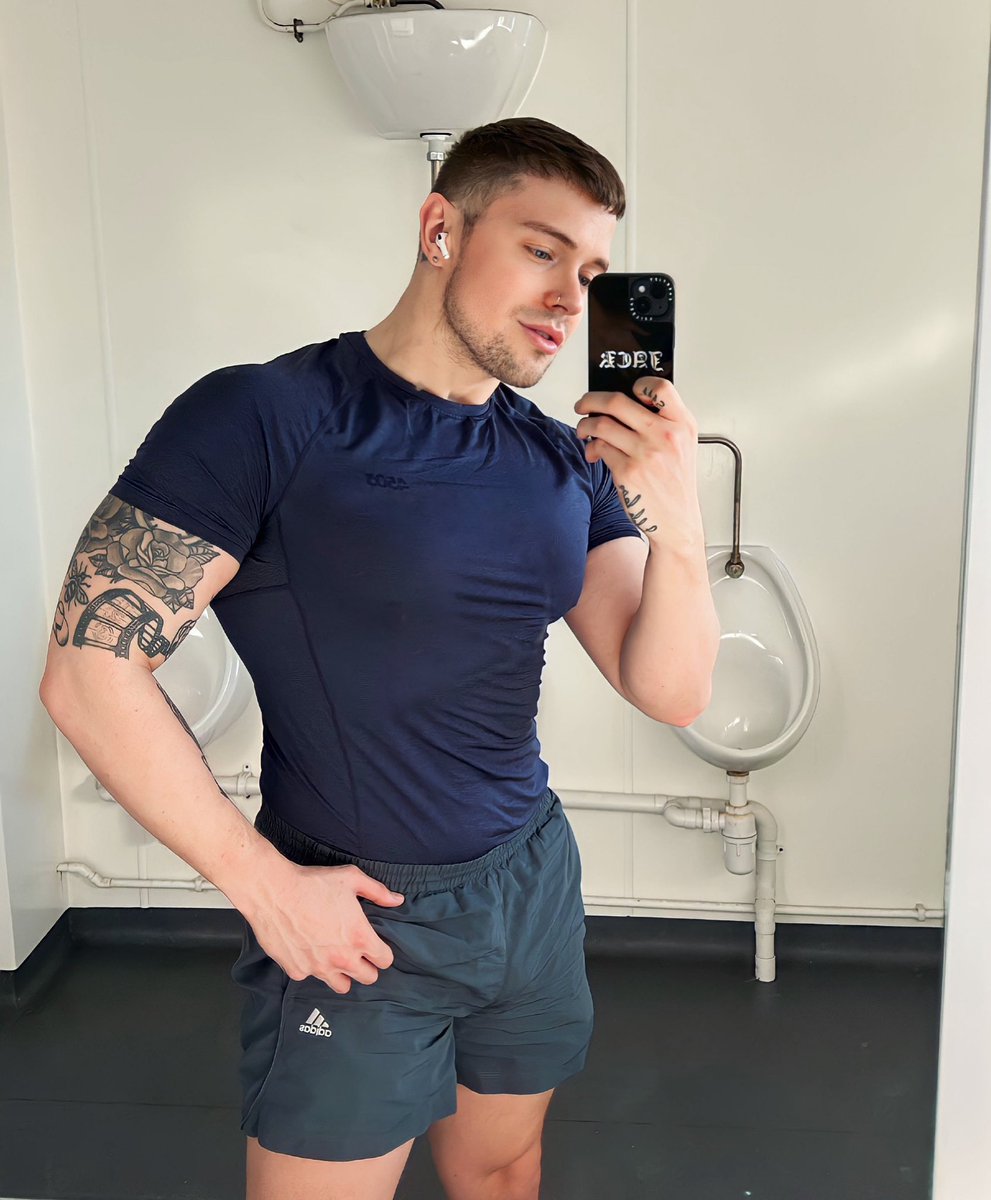 FtshcPLX0AIcnTK?format=jpg&name=medium