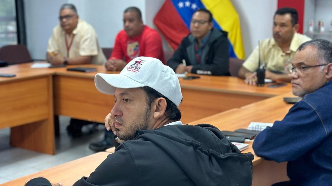 pequivenjose's tweet photo. Equipo gerencial de #Pequiven del #CPJAA, en su reunión semanal, evaluó posibles riesgos de obras que se efectúan en las carreteras cercanas al Complejo Industrial y Petroquímico, para asegurar confiabilidad operativa.

@TellecheaRuiz
@PrensaPequiven
#MaduroLealtadYVictoria https://t.co/Mo1MqFe62W