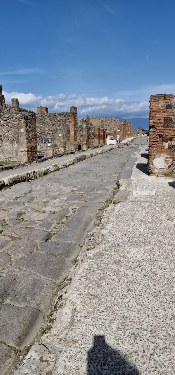 Camminando per le strade di <a href="/pompeii_sites/">Pompeii Sites</a> 
#archaeology #History #Pompeii