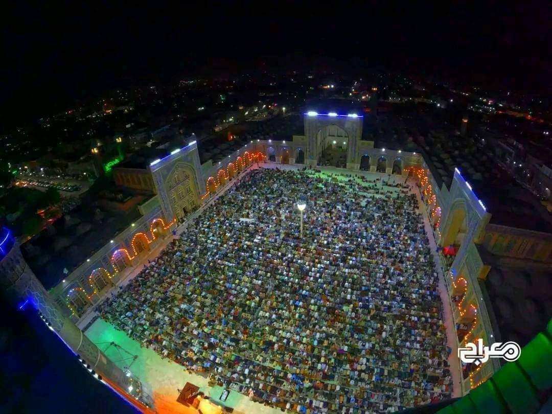 هرات جامعه جماعت کي تراويح 
 یو ټامی  ورځ مخکی یو عکس نشر کړي وو ویل یی چی اوس هلته لمونځ کونکي کم دي .
ریټویټ یی کړی.