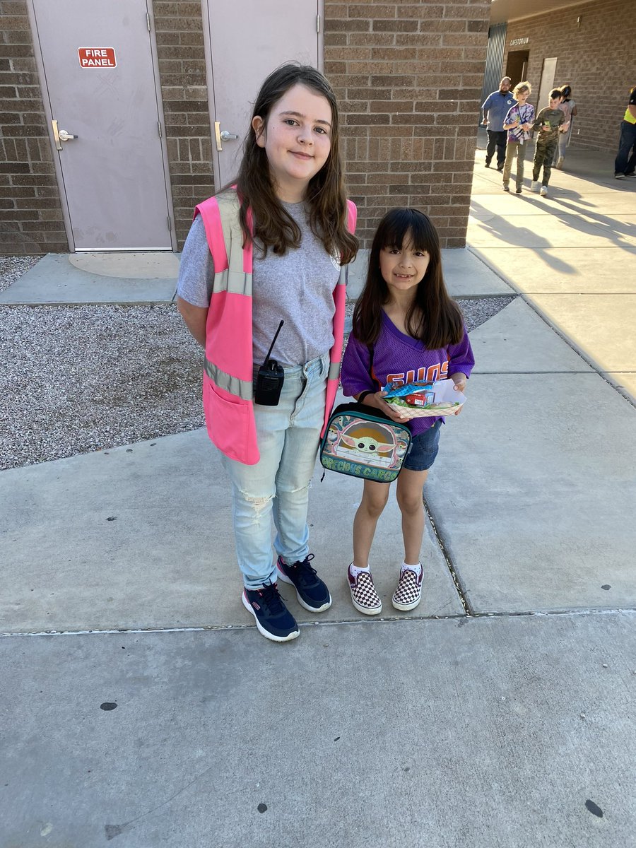SegottaJones's tweet photo. Great morning @GESD Horizon School! MC has earned principal for the day! Her first assignment was to greet students next attend a Collaborative Team Meeting, present a student award, lunch duty and some lunch for herself! @SegottaJones  #servantleadership https://t.co/mq2uLH2DSm