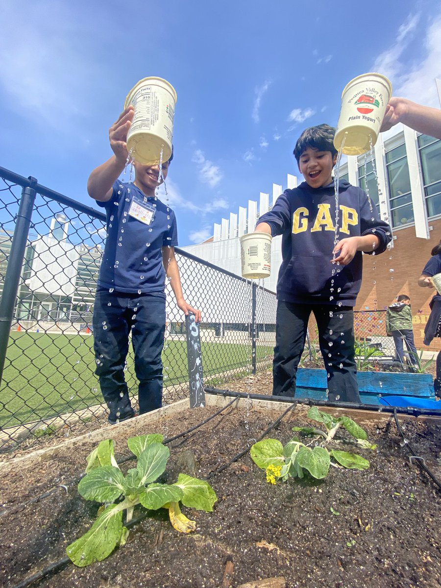 FoodPrintsDC's tweet image. ⛅️ 🌍Happy GardeningDay⛅️ 🌍 
☝️ Here's your reminder to water your garden
🌷From the FoodPrints student gardeners!
#FoodPrints #FRESHFARM #DCPS #WaterYourGarden