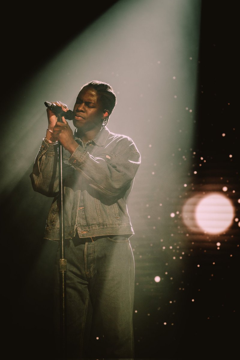 THEMOM3NTNET's tweet photo. @DanielCaesar gave a spectacular performance last night at @HistoryTo! ✨ Fans sang along and swayed to the music and starry lights.

📸 : @keemeeya_

#THEMOM3NT #DanielCaesar #Toronto #HistoryToronto #ConcertPhotography #ConcertsinToronto https://t.co/WjdGhzIUDl