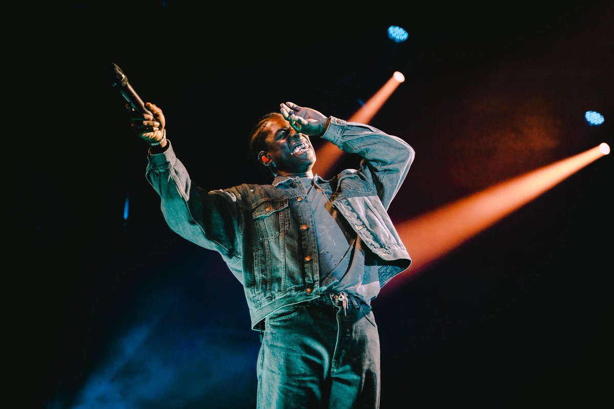 THEMOM3NTNET's tweet photo. @DanielCaesar gave a spectacular performance last night at @HistoryTo! ✨ Fans sang along and swayed to the music and starry lights.

📸 : @keemeeya_

#THEMOM3NT #DanielCaesar #Toronto #HistoryToronto #ConcertPhotography #ConcertsinToronto https://t.co/WjdGhzIUDl
