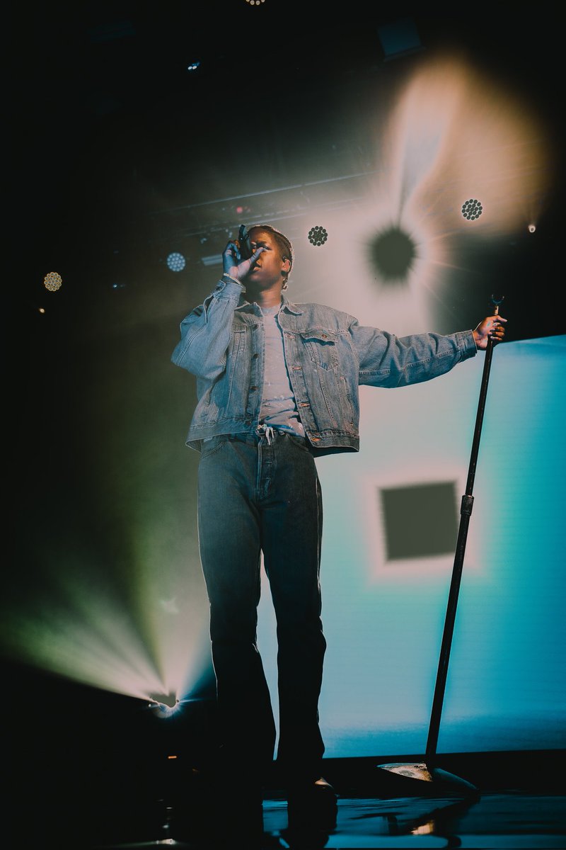THEMOM3NTNET's tweet photo. @DanielCaesar gave a spectacular performance last night at @HistoryTo! ✨ Fans sang along and swayed to the music and starry lights.

📸 : @keemeeya_

#THEMOM3NT #DanielCaesar #Toronto #HistoryToronto #ConcertPhotography #ConcertsinToronto https://t.co/WjdGhzIUDl
