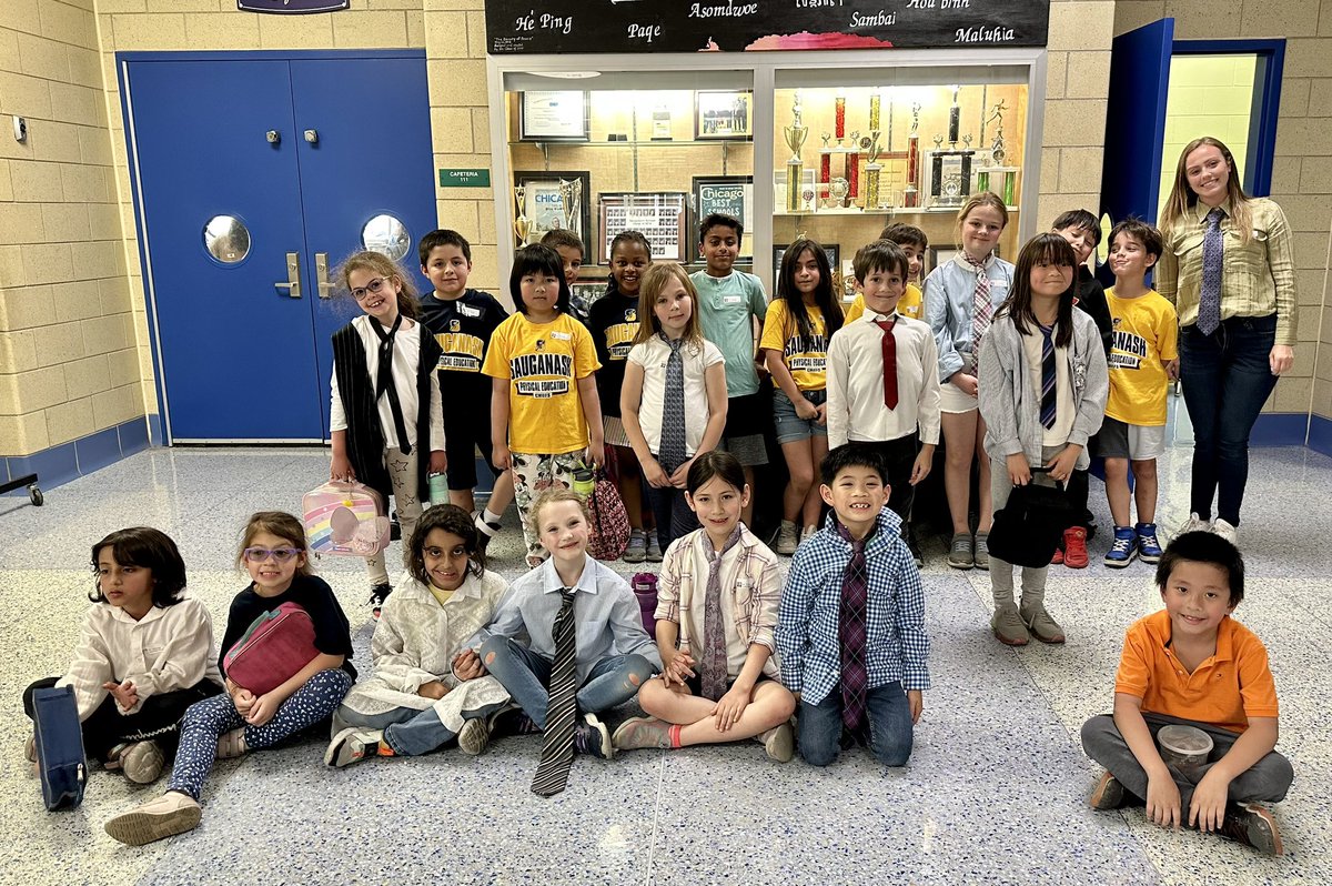 SauganashCPS's tweet image. Today we recognized @SeanKennedy80 for all his work as AP. We appreciate your hard work and passion! Today the students and staff dress like Mr. Kennedy #TeamSauganash #apweek23