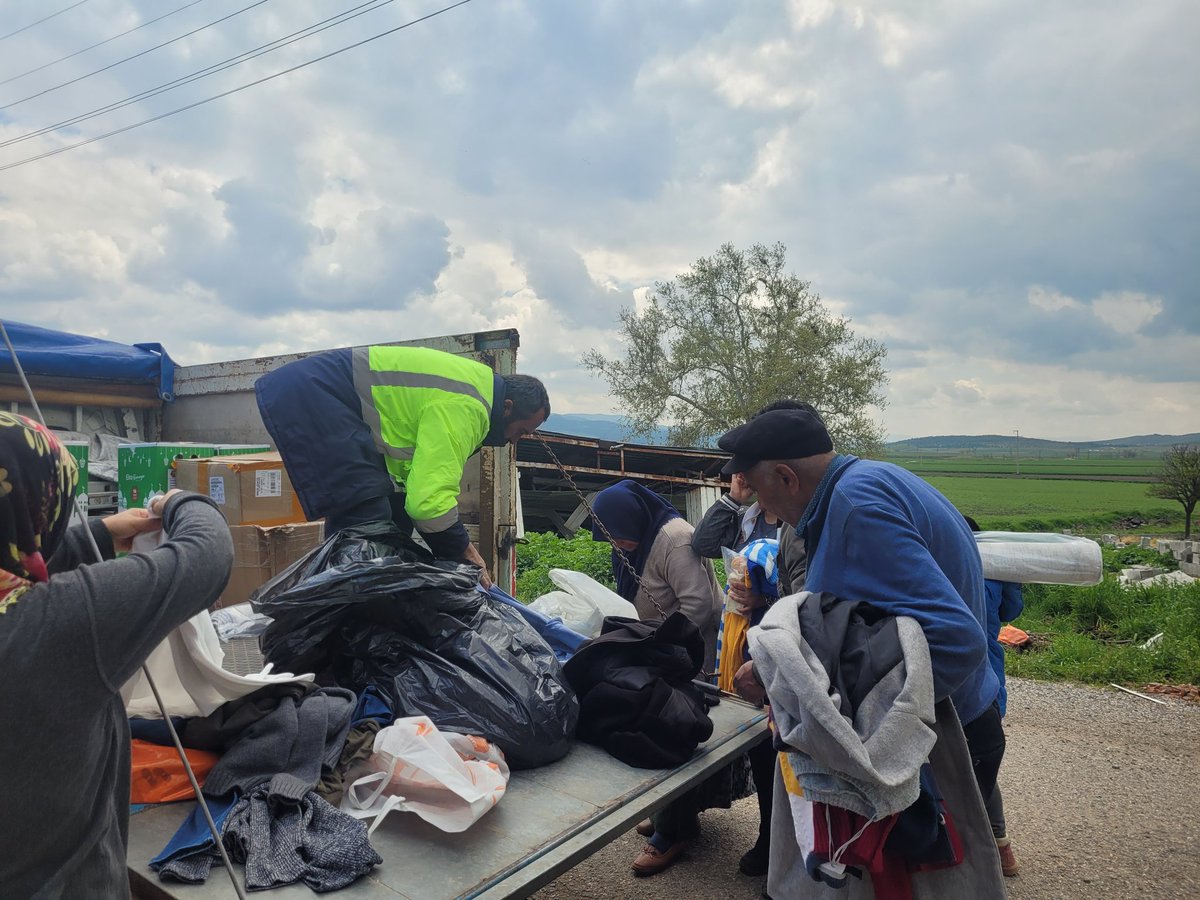 GumusIho's tweet photo. "Ramazanın bereketini birlikte yaşayalım" düsturu ile geleneksel hale getirdiğimiz Ramazan Kolisi kampanyamızın dağıtımını bugün Nurdağı ilçemizin köylerinde gerçekleştirdik. Bağışlarıyla  hayra ortak olan  veli, öğretmen ve dostlarımızdan Allah razı olsun.@gul_davut @yasintepe https://t.co/BUlxK6vucF