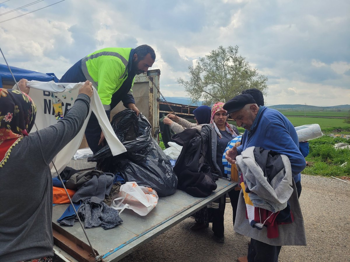 GumusIho's tweet photo. "Ramazanın bereketini birlikte yaşayalım" düsturu ile geleneksel hale getirdiğimiz Ramazan Kolisi kampanyamızın dağıtımını bugün Nurdağı ilçemizin köylerinde gerçekleştirdik. Bağışlarıyla  hayra ortak olan  veli, öğretmen ve dostlarımızdan Allah razı olsun.@gul_davut @yasintepe https://t.co/BUlxK6vucF