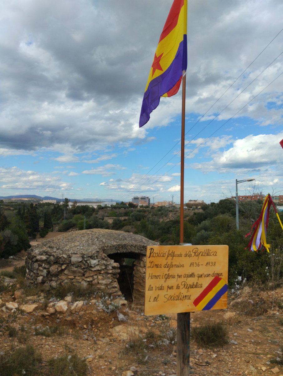 albersantin's tweet photo. Feliç dia de la II República!✊🏻

A la ciutat d'Amposta el poble antifeixista ha agafat la iniciativa per la preservació de la Memòria Històrica.
Hem netejat l'indret i hem posat un cartell explicatiu de la posició. https://t.co/E70LAOE5HG
