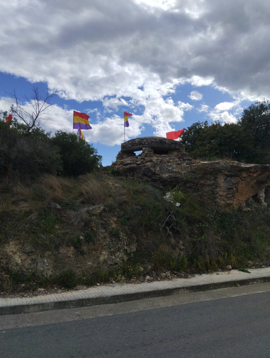 albersantin's tweet photo. Feliç dia de la II República!✊🏻

A la ciutat d'Amposta el poble antifeixista ha agafat la iniciativa per la preservació de la Memòria Històrica.
Hem netejat l'indret i hem posat un cartell explicatiu de la posició. https://t.co/E70LAOE5HG