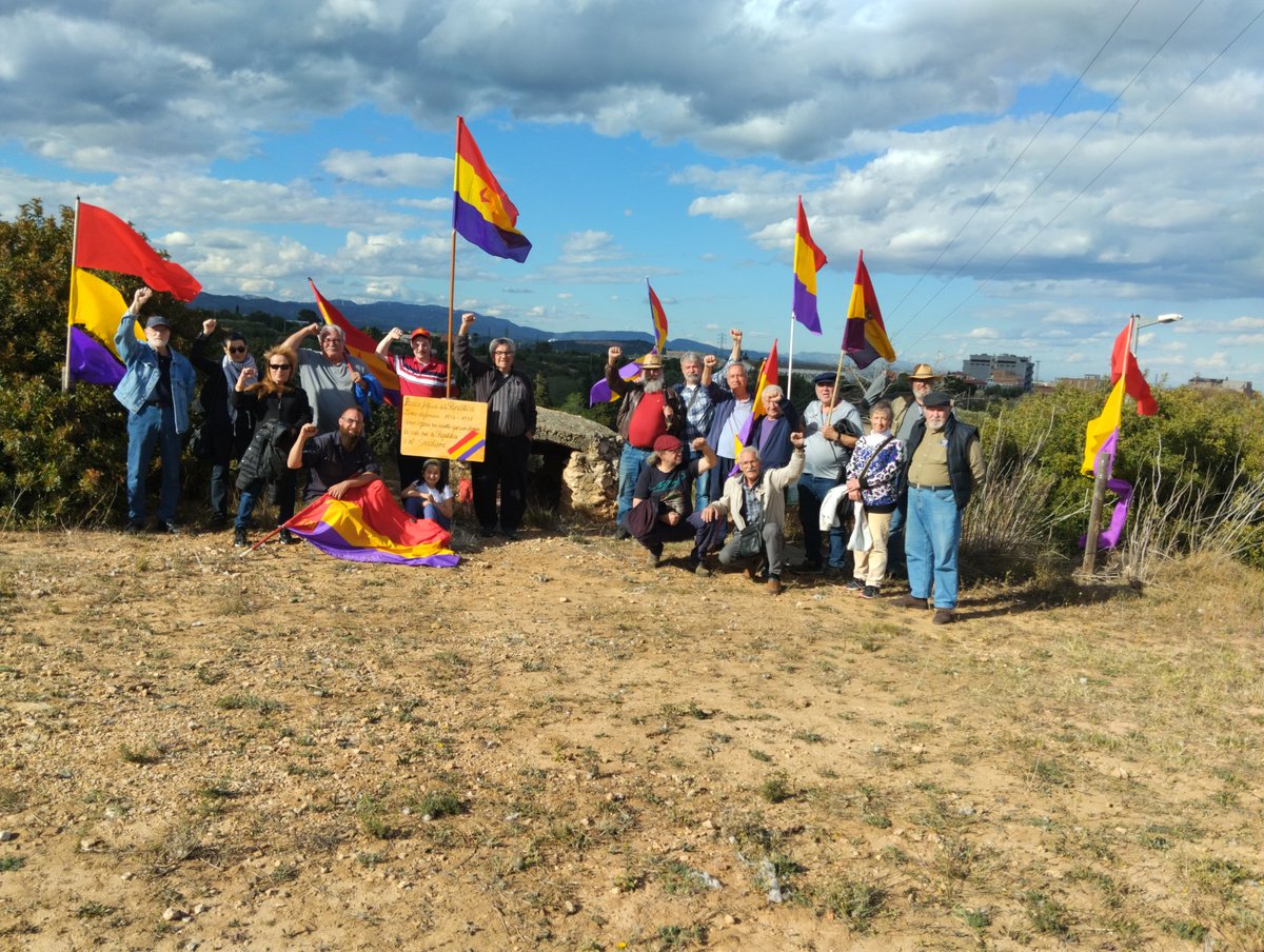 albersantin's tweet photo. Feliç dia de la II República!✊🏻

A la ciutat d'Amposta el poble antifeixista ha agafat la iniciativa per la preservació de la Memòria Històrica.
Hem netejat l'indret i hem posat un cartell explicatiu de la posició. https://t.co/E70LAOE5HG