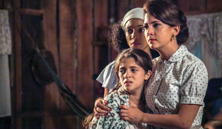 jnz1804's tweet photo. Nancy de stranger things y mi gemela perdida de una telenovela colombiana 🤷🏻‍♀️ https://t.co/sPBkpUSHnW