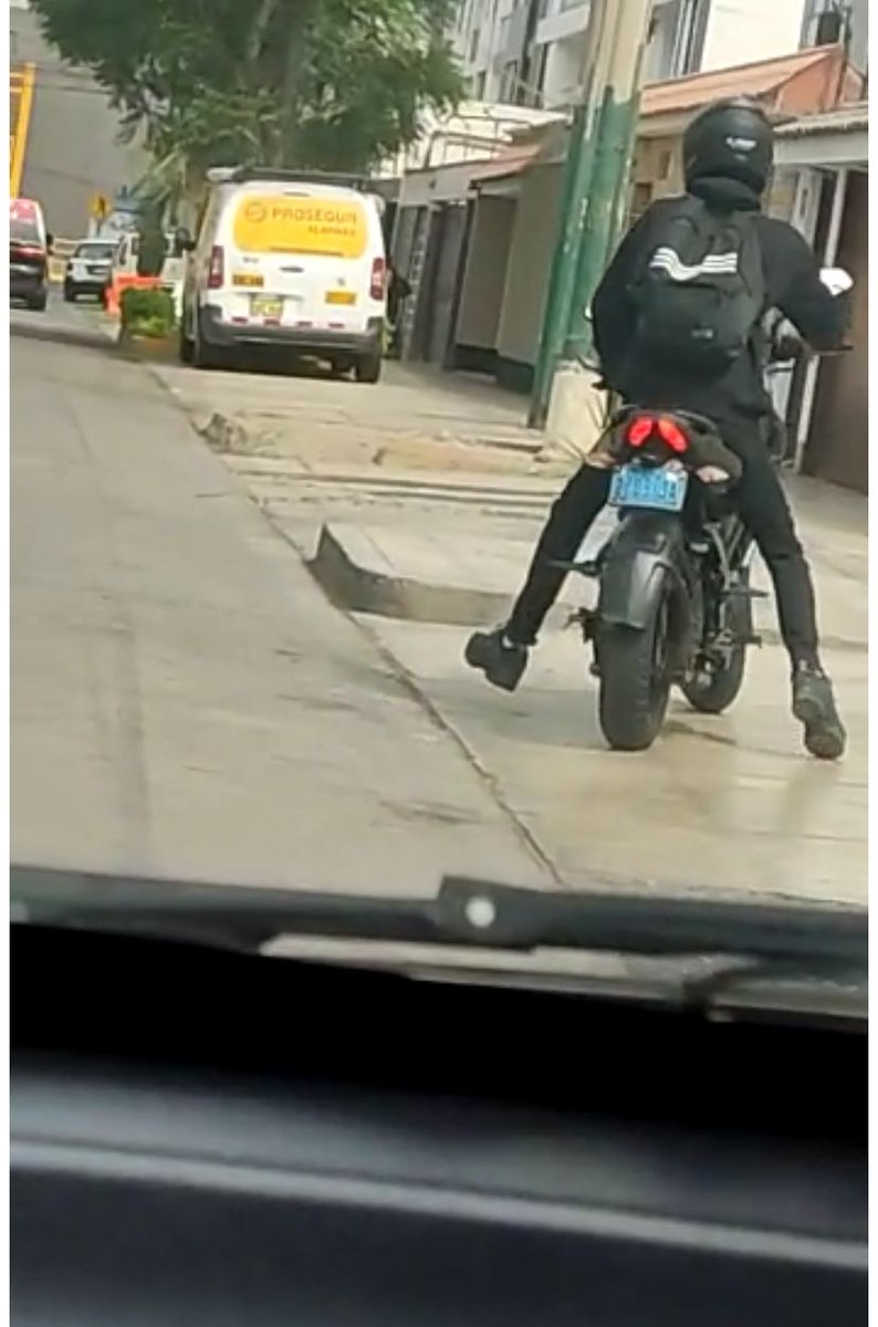 Azulgroneixe's tweet photo. Éste hijo de puta le disparó a un Sereno en la cabeza y lo ha matado, ocurrió en Surco. https://t.co/8AwNfhe1JB