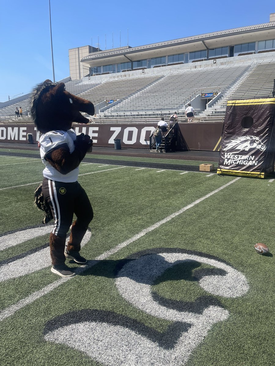 Nothing better than sunny days, WMU Bronco’s, and #westernweek ☀️🤎