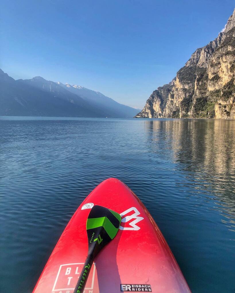 NicolaVolani's tweet photo. E' venerdì, vuoi non andare a pagaiare?
#standuppaddle #sup #paddleboarding #paddle #lagodigarda #paddleboard #standuppaddleboarding #standuppaddleboard #standuppaddling #surf #watersports #suprace #nature #rivadelgarda #fanaticsup #skateboard #supskat… https://t.co/j5bzif8RxT https://t.co/K0kRC3N2Ew