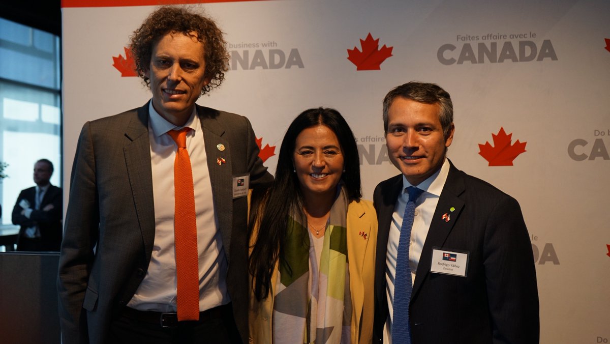 CommerceCanada's tweet image. Le 3e jour de la #MissionCommercialeDuCanada au Chili se termine par un entretien de la SP Martinez Farrada, au nom de la ministre Ng, avec des entrepreneurs canadiens des secteurs de la #CroissancePropre et des #TechPropres qui cherchent à prendre de l’expansion!