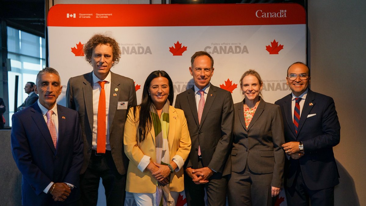 CommerceCanada's tweet image. Le 3e jour de la #MissionCommercialeDuCanada au Chili se termine par un entretien de la SP Martinez Farrada, au nom de la ministre Ng, avec des entrepreneurs canadiens des secteurs de la #CroissancePropre et des #TechPropres qui cherchent à prendre de l’expansion!