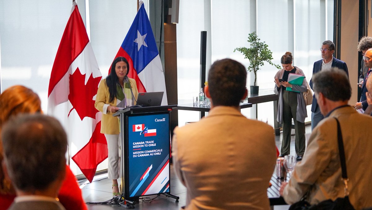 CommerceCanada's tweet image. Le 3e jour de la #MissionCommercialeDuCanada au Chili se termine par un entretien de la SP Martinez Farrada, au nom de la ministre Ng, avec des entrepreneurs canadiens des secteurs de la #CroissancePropre et des #TechPropres qui cherchent à prendre de l’expansion!