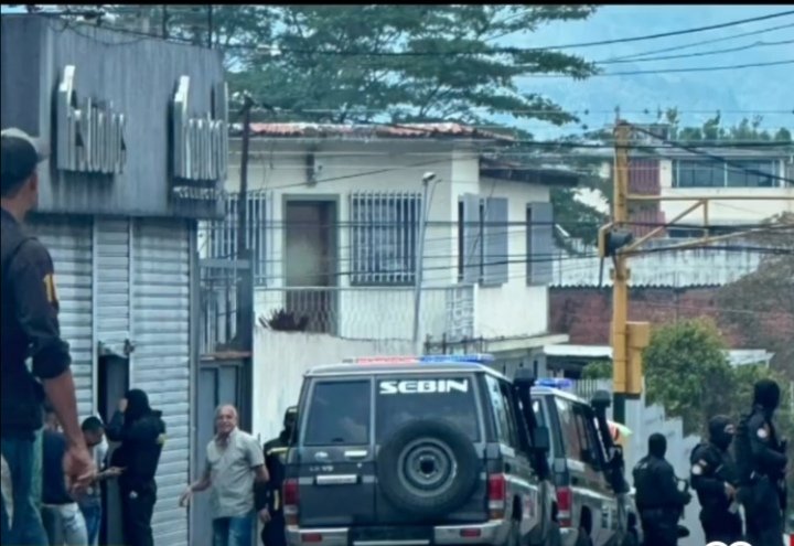 #ATENCION #ULTIMAHORA Policía Nacional Anticorrupcion incautó, en San Cristóbal bienes relacionados con la trama de corrupción en Pdvsa... Son varios locales.. Y negocios ubicados en la zona rosa de la capital Táchirense #14Abr #MaduroLealtadYVictoria #RebeliónCívicoMilitar