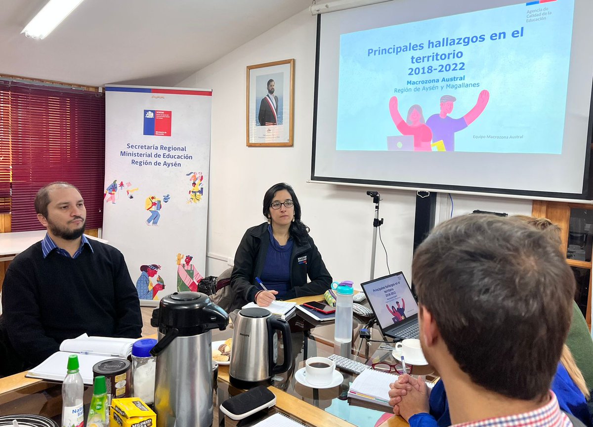 agenciaeduca's tweet photo. Jefa de la Macrozona Austral, Mónica Cerro y su equipo, participaron en la mesa regional del Sistema Nacional de Aseguramiento de la Calidad (SAC) para analizar hallazgos 2018-2022 de la zona que fortalezcan el acompañamiento integral a la comunidad educativa. #AgenciaEnTerreno https://t.co/rZtSvdp6I1