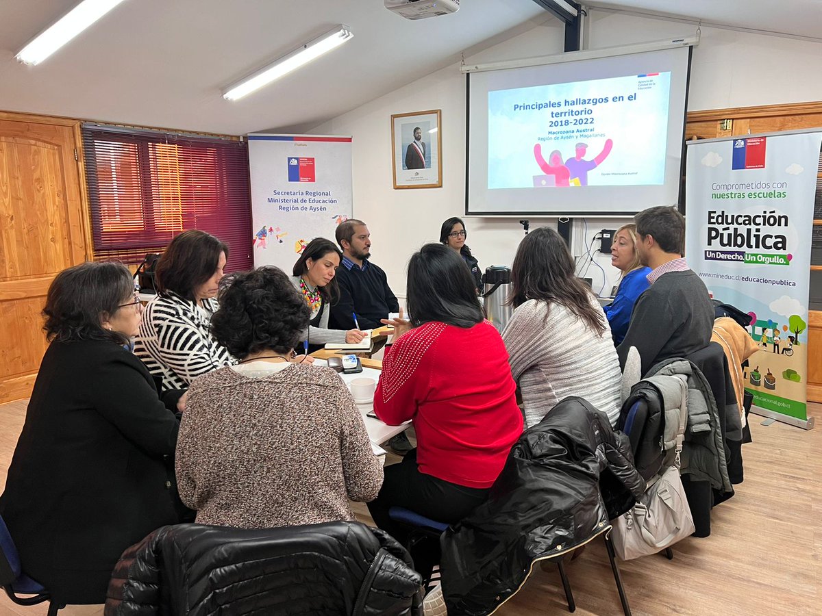 agenciaeduca's tweet photo. Jefa de la Macrozona Austral, Mónica Cerro y su equipo, participaron en la mesa regional del Sistema Nacional de Aseguramiento de la Calidad (SAC) para analizar hallazgos 2018-2022 de la zona que fortalezcan el acompañamiento integral a la comunidad educativa. #AgenciaEnTerreno https://t.co/rZtSvdp6I1