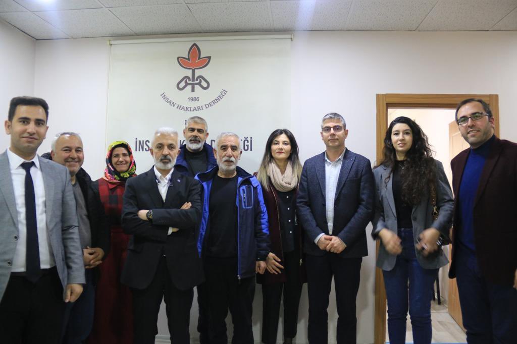 yspagri04's tweet photo. Bugün ilimizde bulunan sivil toplum örgütlerini il eşbaşkanlarımız ve millet vekili adaylarımız ile ziyaret ederek seçimlere yönelik önerilerini aldık gösterdikleri ilgi ve alaka dan dolayı kendilerine teşekkür ederiz
@YesillerSol @zelal_ylmz @nejlademir0421 @sakiksirri https://t.co/b9pJBpGEse