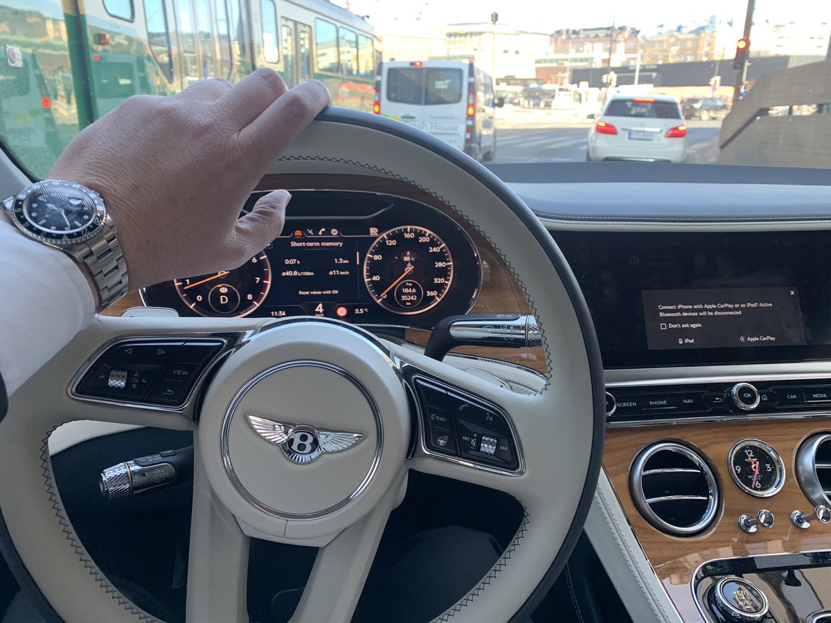 JonneLuomala's tweet photo. Jotain viehättävää on kaksoisahdetussa V8-moottorissa. Ei siitä mihinkään pääse. #v8 #Bentley #realengine #vihreät https://t.co/3VkgFE1c0d