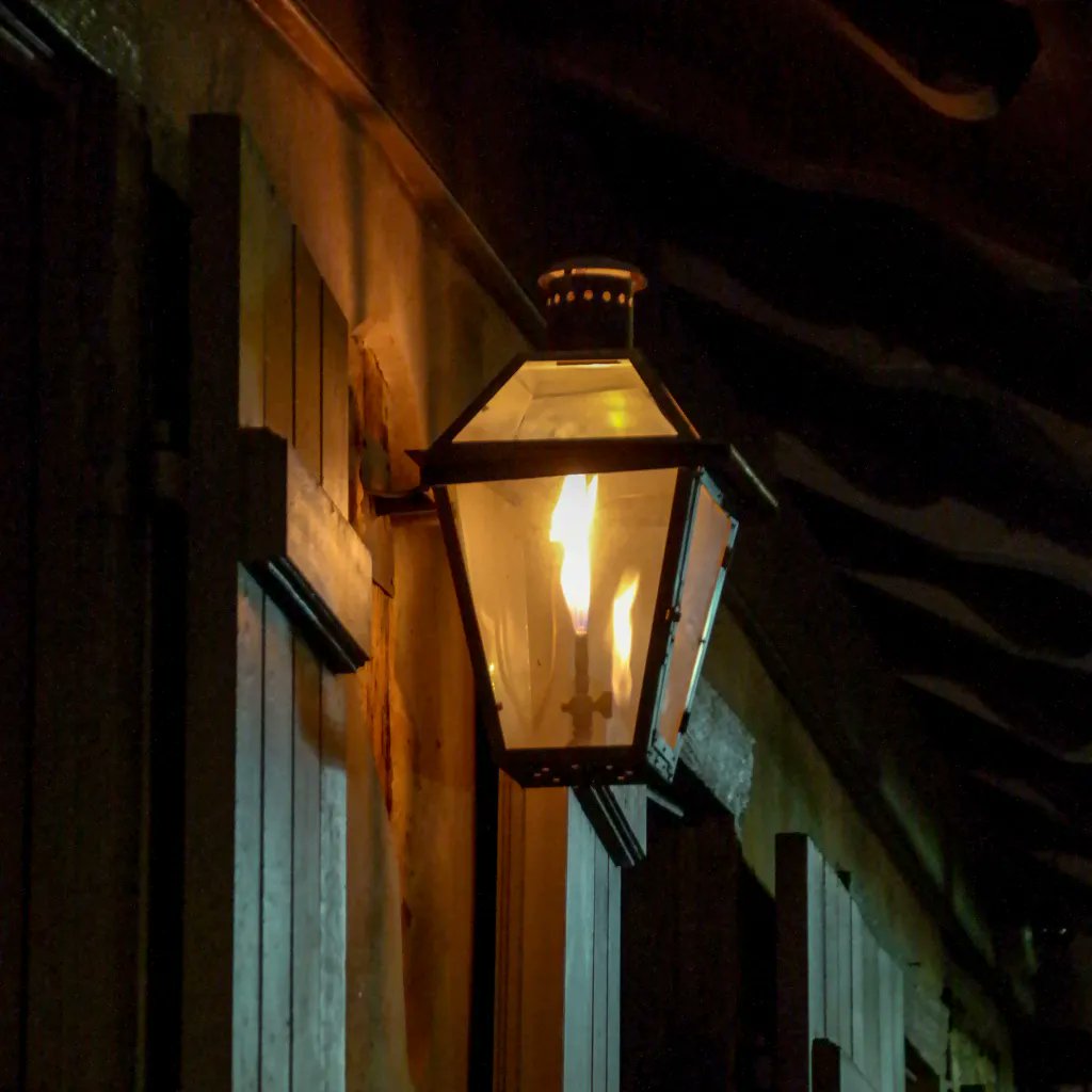 Gaslights in the quarter:."flaming tongues quiver in the old lamplights"..🙂  (from an old poem I wrote about them).  Memories 🌺
