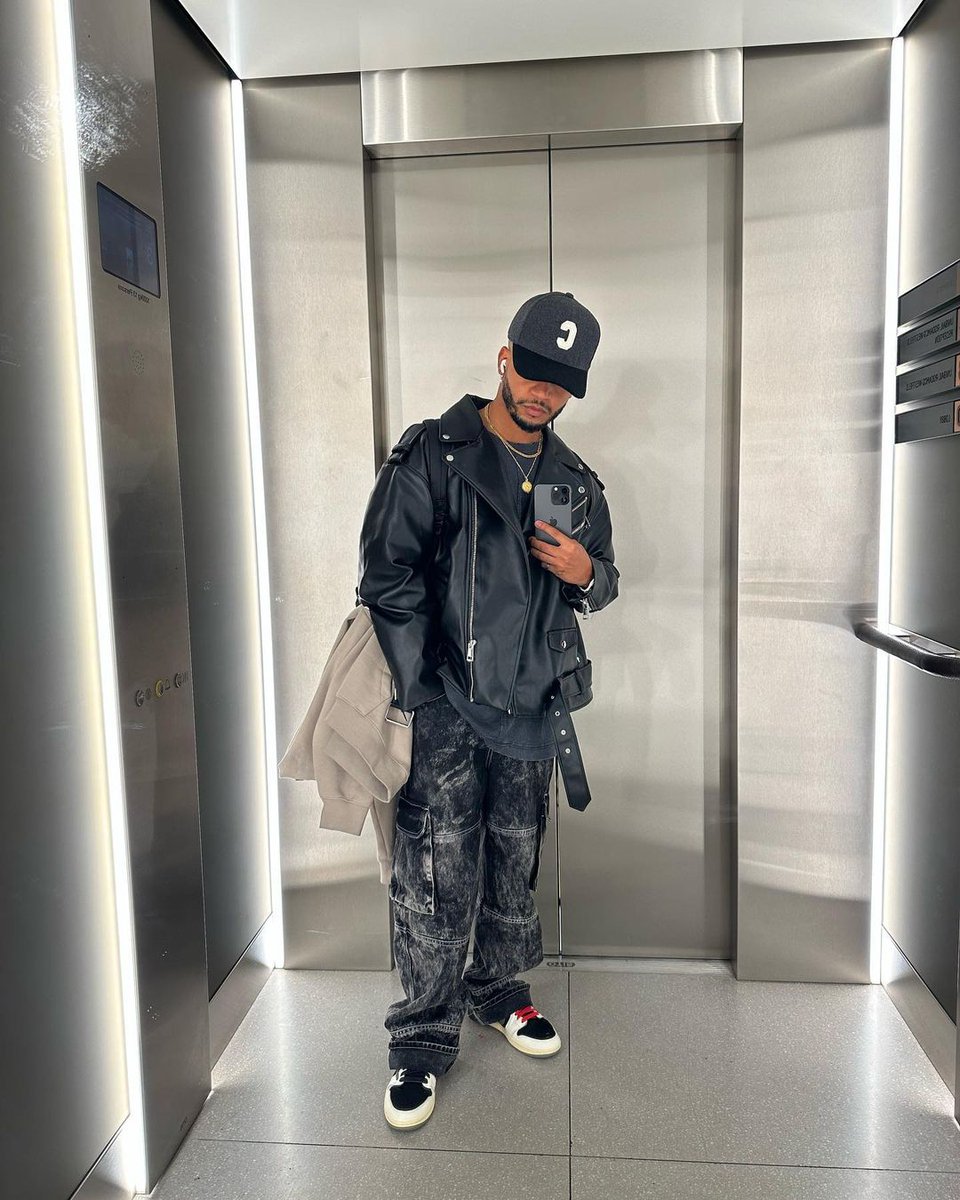 AstonMerrygold's tweet photo. 1️⃣3️⃣th floor 💧 https://t.co/aqqkGTO9Ps