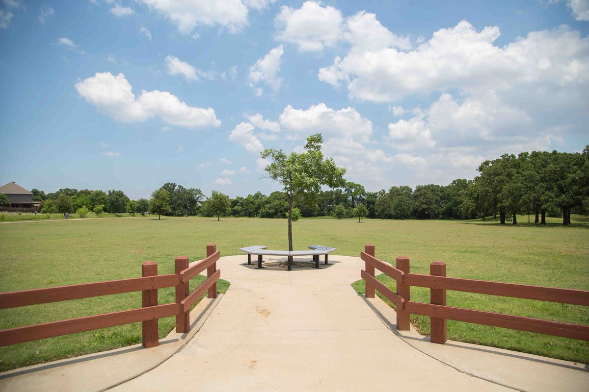 ArlingtonParks's tweet photo. Our #ParkOfTheWeek is Allan Saxe Park! This 12-acre park is home to a half-mile paved trail, small pond, playground, and abundant open space for picnicking or practicing sports. "Nessie" the dragon is a favorite among kids who love climbing on this unique structure!
3501 Curry Rd https://t.co/aLSFQ6BBBX
