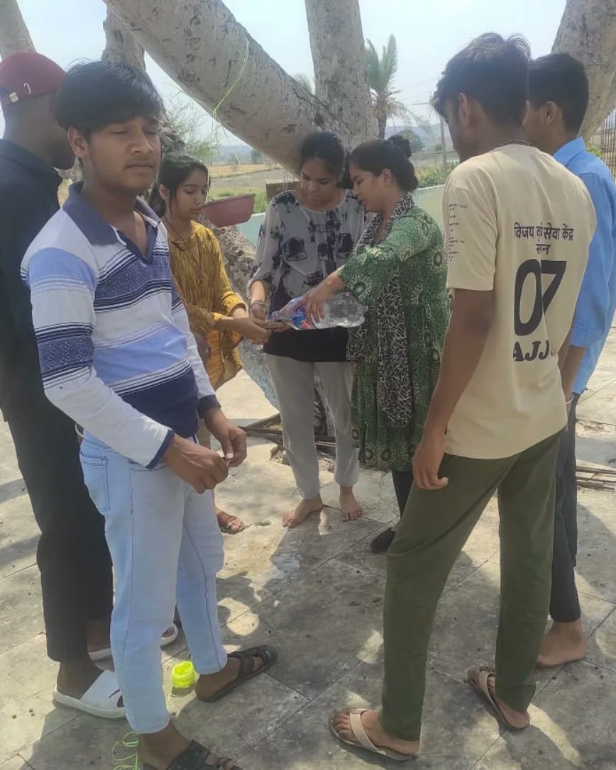 Sfd_Malwa's tweet photo. अखिल भारतीय विद्यार्थी परिषद रतलाम जिले की सरवन इकाई द्वारा "एक सकोरा - एक प्राण" अभियान की जिले में शुरुआत हुई, जिसमें विषेश रूप से प्रांत सह मंत्री कु. रागिनी यादव उपस्थित रही।

#selfiewithsakora 
#malwawithsakora https://t.co/f7mIGN23nh