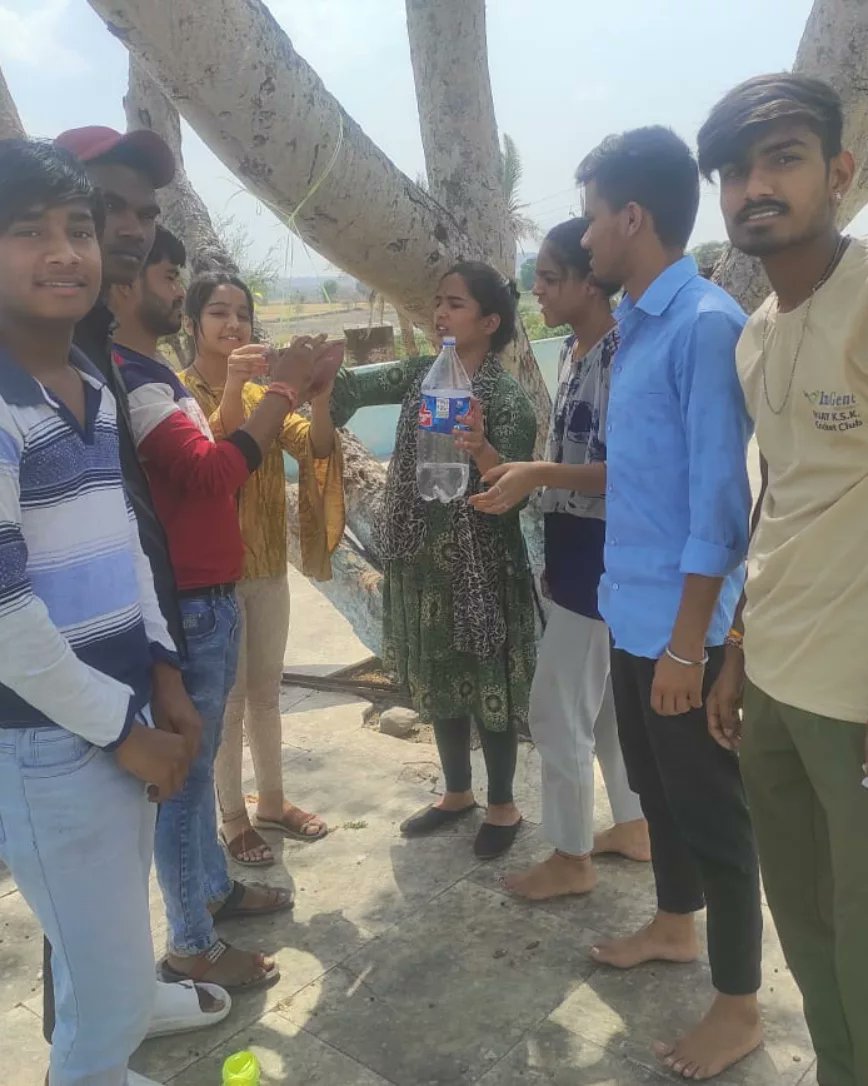 Sfd_Malwa's tweet photo. अखिल भारतीय विद्यार्थी परिषद रतलाम जिले की सरवन इकाई द्वारा "एक सकोरा - एक प्राण" अभियान की जिले में शुरुआत हुई, जिसमें विषेश रूप से प्रांत सह मंत्री कु. रागिनी यादव उपस्थित रही।

#selfiewithsakora 
#malwawithsakora https://t.co/f7mIGN23nh